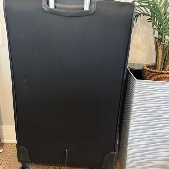 Pacific Coast Signature 28″ Softside Spinner Upright Luggage – Black - Picture 4 of 10